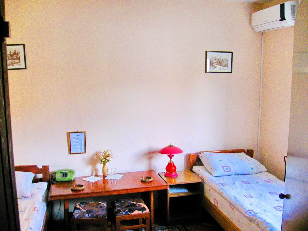 Amfora Rooms Caribrod Dimitrovgrad Bilik gambar